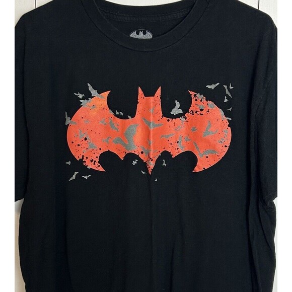 BATMAN Red Logo Size XL Black T-Shirt DC Comics Bats Swarm Cotton - Picture 2 of 4